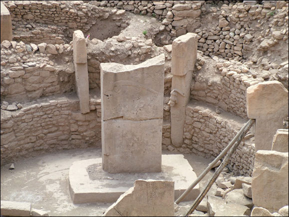 Images of plasma glyphs established by Dr. Peratt in comparison to 
					the rongorongo glyphs